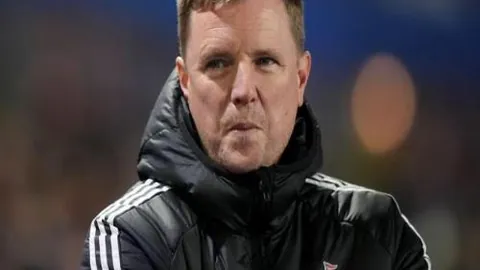 樊振东获手写道歉信，网友质疑效果，新闻晨报报道